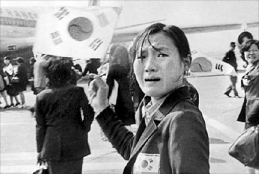 1966년 외화를 벌기 위해 독일로 파견되는 간호사가 비행기 앞에서 울음을 터뜨리고 있다.