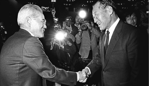 1986년 호암 자서전 출판기념회에서 이병철 삼성그룹 회장과 정주영 현대그룹 회장이 악수하고 있다.