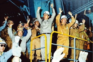 1973년 포항제철소 1고로에서 첫 쇳물이 나오자 박태준 포항제철(현 포스코) 사장과 직원들이 환호하고 있다.